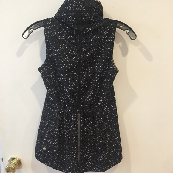 Lululemon go distance vest butterfly texture sz 2 - Picture 6 of 6